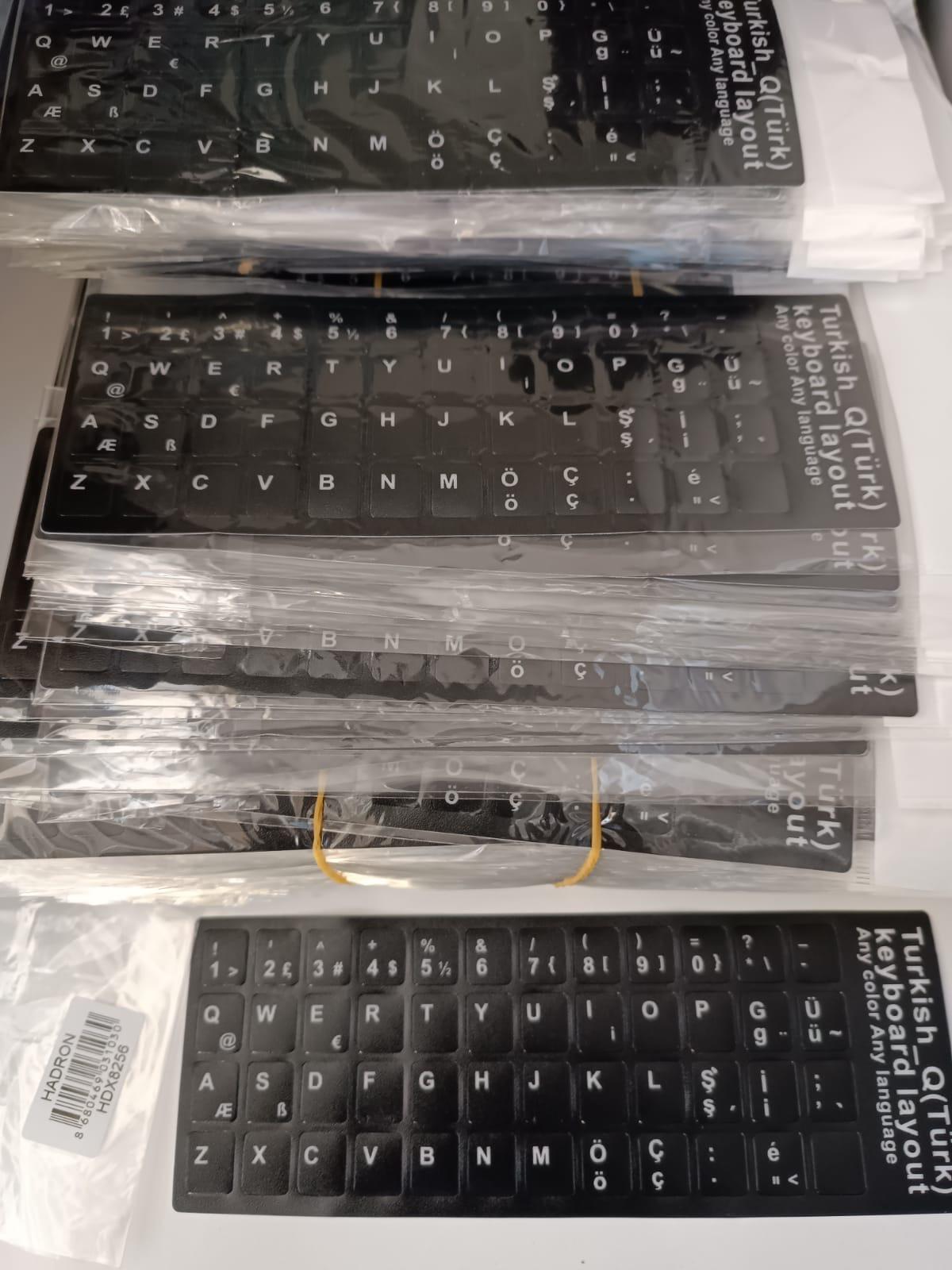 Klavye Değişimi Nedir? Klavye değişimi, arızalı, bozuk veya işlevini yitirmiş klavyelerin profesyonel olarak yenilenmesi işlemidir. HD Bilgisayar olarak laptop ve masaüstü bilgisayarlarınızın klavyelerini hızlı ve güvenli bir şekilde değiştiriyoruz. Klavye Değişimi Neden Gereklidir? Klavye arızaları çeşitli nedenlerden dolayı ortaya çıkabilir: Tuşların çalışmaması veya takılması Sıvı teması nedeniyle bozulma Fiziksel darbe veya aşınma Yaşlanan veya eskiyen klavyeler Profesyonel klavye değişimi ile cihazınızı tekrar güvenle kullanabilirsiniz. Klavye Değişimi Avantajları HD Bilgisayar ile klavye değişimi yaptırarak: Bozuk veya çalışmayan klavyeleri yenilersiniz Laptop veya masaüstü bilgisayarınızın kullanım ömrünü uzatırsınız Tuş basım hissi ve performansı geri kazanılır Profesyonel teknik destek alırsınız Hızlı ve güvenli işlem garantisi sağlanır HD Bilgisayar Klavye Değişimi Hizmeti Hizmetimiz kapsamlıdır: Mevcut klavyenin analizi Uyumlu yedek klavyenin temini ve montajı Tuşların ve bağlantıların kontrolü Test ve performans doğrulama Yerinde veya servis merkezinde değişim seçenekleri Daha fazla bilgi için 👉 Hizmetlerimiz sayfasını ziyaret edebilirsiniz. Klavye Değişimi Ne Zaman Gereklidir? Tuşlar çalışmıyor, tuş kombinasyonları düzgün işlemiyor veya klavye fiziksel olarak zarar görmüşse klavye değişimi zamanı gelmiş demektir. HD Bilgisayar ile klavyeniz tekrar sorunsuz çalışır. Sonuç olarak, klavye değişimi, cihaz kullanımını kolaylaştıran ve performansı geri kazandıran kritik bir hizmettir. HD Bilgisayar ile klavyeniz güvenle yenilenir. Görsel alt metin önerisi: “klavye değişimi laptop tamiri” “bozuk klavye yenileme”