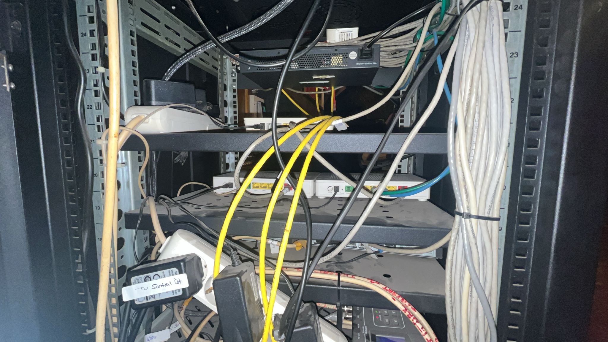 Wi-Fi Güçlendirme ve Ağ Kurulumu Nedir? Wi-Fi güçlendirme ve ağ kurulumu, ev veya ofis ağınızın daha hızlı, stabil ve güvenli hale getirilmesini kapsayan profesyonel bir hizmettir. Wi-Fi sinyalinin zayıf olduğu alanlar için güçlendirme, bağlantı kopmalarını önler ve veri iletimini hızlandırır. HD Bilgisayar olarak Wi-Fi güçlendirme ve ağ kurulumu hizmetimizi uzman ekiplerle sunuyoruz. Wi-Fi Güçlendirme Neden Önemlidir? Zayıf Wi-Fi bağlantısı, internet kullanımını ciddi şekilde yavaşlatır ve kesintilere neden olur. Wi-Fi güçlendirme ile: Sinyal gücü artırılır İnternet hızı optimize edilir Kablosuz cihazların bağlantısı stabil hale gelir Ağ trafiği dengelenir Ayrıca ağ kurulumu, yeni cihaz eklemeleri veya ağ genişletme için kritik bir adımdır. Wi-Fi Güçlendirme ve Ağ Kurulumunun Avantajları Bu hizmet sayesinde hem bireysel kullanıcılar hem de işletmeler interneti sorunsuz kullanabilir. Avantajlar: Kesintisiz video, oyun ve online toplantı deneyimi Kablosuz cihazların güvenli ve hızlı bağlantısı Ağ cihazları arasında stabil veri transferi Profesyonel destek ve kurulum garantisi HD Bilgisayar ile Wi-Fi güçlendirme ve ağ kurulumu hızlı ve güvenli bir şekilde yapılır. HD Bilgisayar Hizmeti: Wi-Fi Güçlendirme ve Ağ Kurulumu Hizmetimiz kapsamlıdır: Mevcut ağın analizi ve sinyal optimizasyonu Wi-Fi menzil genişletme ve güçlendirme Router ve access point kurulumu Ağ güvenliği ve performans testleri Detaylı bilgi için 👉 Hizmetlerimiz sayfasını ziyaret edebilirsiniz. Wi-Fi Güçlendirme ve Ağ Kurulumu Ne Zaman Yapılmalı? İnternetiniz yavaş, sık kopuyor veya ev/ofis alanının bazı bölümlerinde bağlantı yoksa Wi-Fi güçlendirme ve ağ kurulumu zamanı gelmiştir. Erken müdahale, hem verimliliği artırır hem de kullanıcı deneyimini iyileştirir. Sonuç olarak Wi-Fi güçlendirme ve ağ kurulumu, hızlı ve kesintisiz internet için kritik bir hizmettir. HD Bilgisayar ile ağınız güvenli ve profesyonel şekilde optimize edilir. Görsel alt metin önerisi: “Wi-Fi güçlendirme ve ağ kurulumu” “ev ve ofis Wi-Fi optimizasyonu”