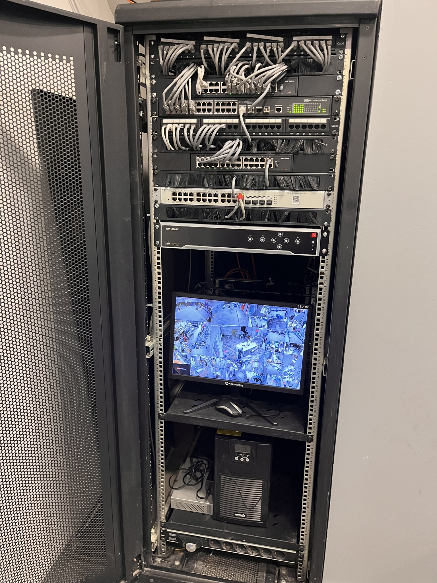 Hosting Hizmeti Nedir? Hosting hizmeti, web sitenizin internette yayınlanabilmesi için gerekli olan sunucu alanı ve altyapıyı sağlayan bir hizmettir. HD Bilgisayar olarak, web sitenizin performansını artıracak ve güvenliğini sağlayacak profesyonel hosting çözümleri sunuyoruz. Hosting Hizmetinin Önemi Bir web sitesinin hızlı ve güvenli çalışması, ziyaretçi deneyimi ve SEO başarısı için kritik öneme sahiptir. Hosting hizmeti eksik veya yetersizse: Web siteniz yavaş çalışabilir Ziyaretçiler siteyi terk edebilir Arama motoru sıralamanız düşebilir Veri kaybı veya güvenlik sorunları yaşanabilir Bu nedenle hosting hizmeti, her web sitesi için vazgeçilmezdir. Hosting Hizmetinin Avantajları HD Bilgisayar ile sunulan hosting hizmeti sayesinde: Web siteniz hızlı ve kesintisiz çalışır Sunucu güvenliği sağlanır ve veri kaybı önlenir SSL sertifikaları ile güvenli bağlantı sağlanır Teknik destek ve yönetim kolaylığı elde edilir Farklı hosting paketleri ile ihtiyacınıza uygun çözüm sunulur HD Bilgisayar Hosting Hizmeti Hizmetimiz kapsamlıdır: Profesyonel sunucu ve alan seçimi Web sitesi kurulumu ve taşıma hizmeti Güvenlik ve yedekleme çözümleri 7/24 teknik destek Performans ve SEO optimizasyonu Daha fazla bilgi için 👉 Hizmetlerimiz sayfasını ziyaret edebilirsiniz. Hosting Hizmeti Ne Zaman Alınmalı? Yeni bir web sitesi açıyorsanız veya mevcut sitenizin performansını artırmak istiyorsanız hosting hizmeti hemen alınmalıdır. Doğru hosting ile web siteniz her zaman hızlı ve güvenli çalışır. Sonuç olarak, hosting hizmeti, web sitenizin başarısını ve güvenliğini sağlayan temel bir hizmettir. HD Bilgisayar ile profesyonel ve güvenli hosting çözümlerine sahip olabilirsiniz. Görsel alt metin önerisi: “hosting hizmeti sunucu” “web sitesi güvenliği ve hızı”